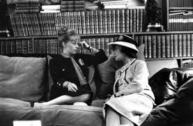 deux femmes en train de discuter sur un canapé photo noir et blanc